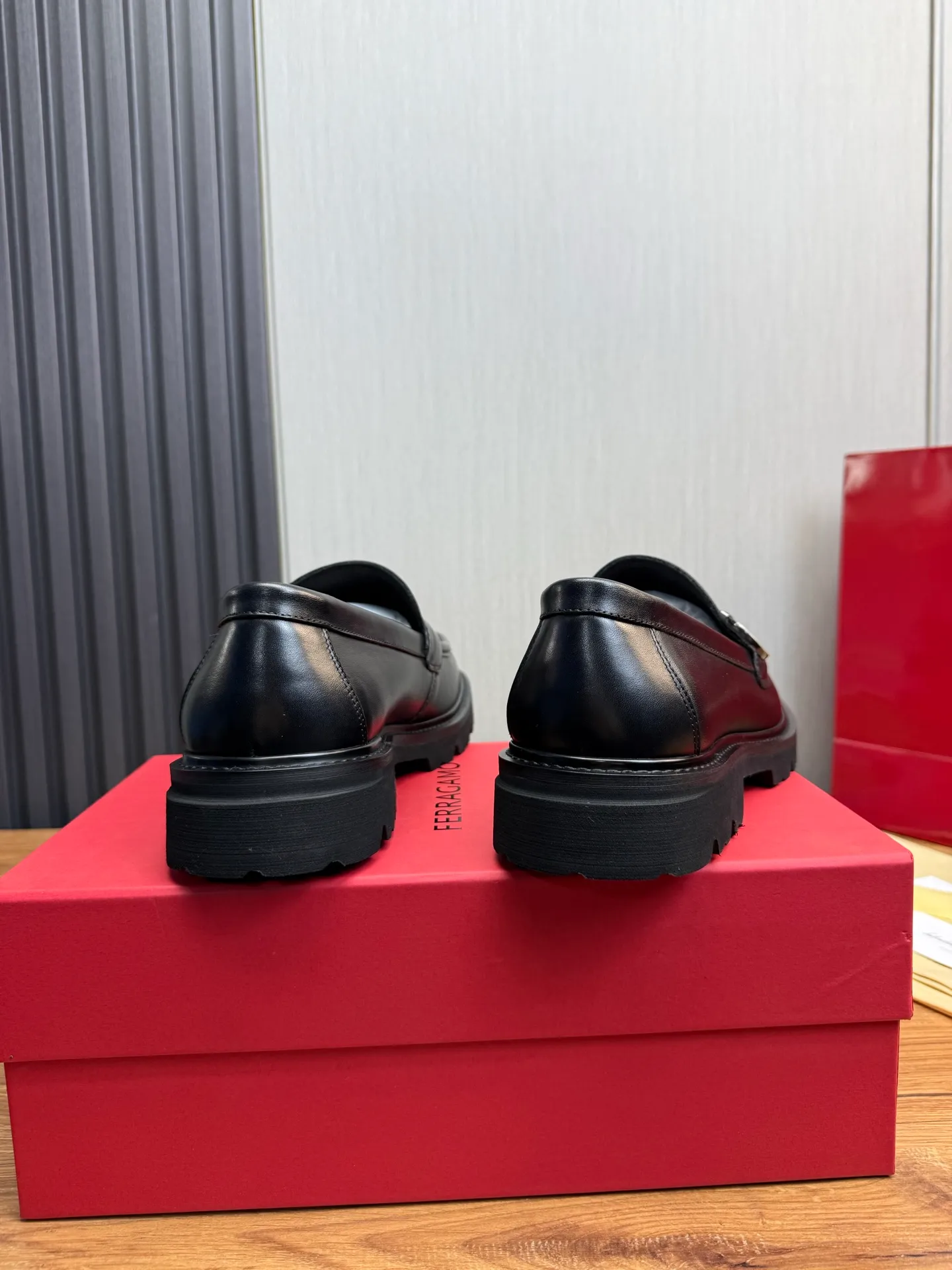 Men's shoes 💰880💰 Ferragamo. [Ferragamo] Men's Loaf leather shoes, the latest hot style, 1:1 original purchase quality, top quality, imported open-edge beaded cowhide leather on the upper, hand-made three-dimensional stitching highlights the round toe design, the inner feet are made of imported cowhide, with original wear-resistant rubber outsole, matching code 39-44, (38, 45 custom-made, non-refundable)
